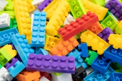 KLOCKI KONSTRUKCYJNE MAŁYCH GENIUSZY KOLOROWE BASIC 668 ELEMENTÓW ASKATO