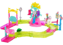 BARBIE ON THE GO WESOŁE MIASTECZKO LALKA I KONIK