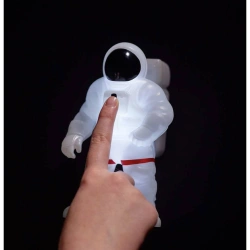 LAMPKA NOCNA ASTRONAUTA KOSMONAUTA KOMBINEZON ŚWIECI W CIEMNOŚCI BRAINSTORM