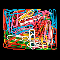 SPINACZE BIUROWE OKRĄGŁE KOLOROWE W POJEMNIKU 28mm 100 szt. TETIS