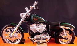 MODEL HARLEY 2013XL 1200V SEVENTY TWO 1:12 ZIELONY