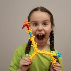 KLOCKI KONSTRUKCYJNE MAŁYCH GENIUSZY KOLOROWE KWIATKI KULKI 160 EL. ASKATO