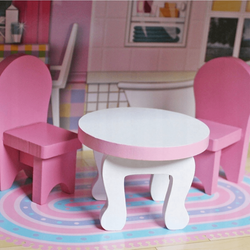 DREWNIANY DOMEK DLA LALEK Z BALKONEM MEBELKI