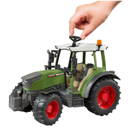 TRAKTOR BRUDER FENDT 211 VARIO CIĄGNIK POJAZD ROLNICZY FARMA WIEŚ 1:16