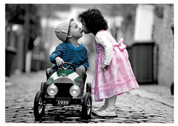 PUZZLE PIERWSZY POCAŁUNEK 1000 EL - TREFL