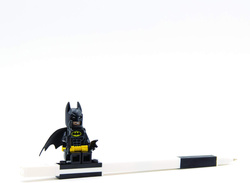 LEGO BATMAN DŁUGOPIS ŻELOWY Z FIGURKĄ BATMANA LUDZIK CZARNY KOLOR WKŁADU