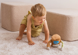 FIKAJĄCA MAŁPKA INTERAKTYWNA SENSORYCZNA CHODZI OBROTOWE RĘCE MUZYKA DUMEL