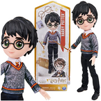 HARRY POTTER LALKA FIGURKA CZARODZIEJ Z RÓŻDŻKĄ 20 cm WIZARDING WORLD