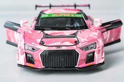 AUDI R8 GT3 LMS 2015 AAPE PINK SAMOCHÓD METALOWY ŚWIATŁO DŹWIĘK NAPĘD 1:32