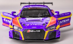 AUDI R8 GT3 LMS 2015 KAKUSEI SAMOCHÓD METALOWY ŚWIATŁO DŹWIĘK NAPĘD 1:32