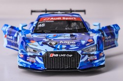 AUDI R8 LMS 2015 AAPE BLUE SAMOCHÓD METALOWY ŚWIATŁO DŹWIĘK NAPĘD 1:32