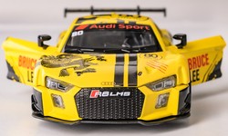 AUDI R8 LMS 2015 BRUCE LEE SAMOCHÓD METALOWY ŚWIATŁO DŹWIĘK NAPĘD 1:32