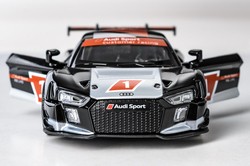 AUDI R8 LMS 2015 CZARNY SAMOCHÓD METALOWY POJAZD ŚWIATŁO DŹWIĘK NAPĘD 1:32