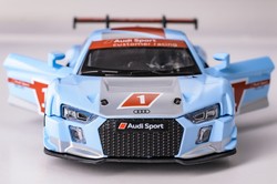 AUDI R8 LMS 2015 NIEBIESKI SAMOCHÓD METALOWY ŚWIATŁO DŹWIĘK NAPĘD 1:32