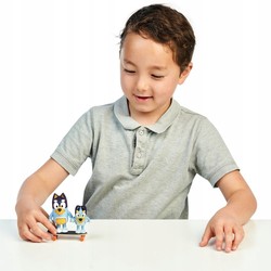 BLUEY FIGURKI 2-PAK PIESKI BLUEY I TATA BANDIT JAZDA NA DESKOROLCE