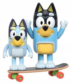 BLUEY FIGURKI 2-PAK PIESKI BLUEY I TATA BANDIT JAZDA NA DESKOROLCE