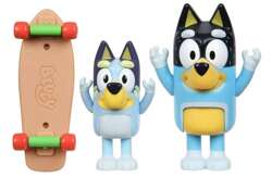 BLUEY FIGURKI 2-PAK PIESKI BLUEY I TATA BANDIT JAZDA NA DESKOROLCE