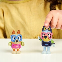 BLUEY FIGURKI 2-PAK ZABAWA NA BASENIE BINGO I BLUEY OKULARY