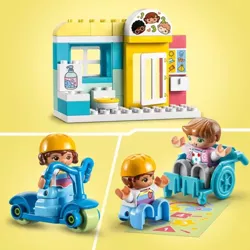 LEGO DUPLO DZIEŃ Z ŻYCIA W ŻŁOBKU PRZEDSZKOLE DUŻE KLOCKI 67 EL. 10992