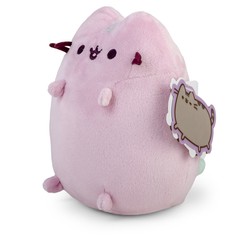 MASKOTKA KOTEK PUSHEEN RÓŻOWY SIEDZĄCY SERDUSZKO 18 CM ORYGINALNA