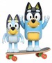 BLUEY FIGURKI 2-PAK PIESKI BLUEY I TATA BANDIT JAZDA NA DESKOROLCE