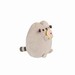 MASKOTKA KOTEK PUSHEEN SIEDZĄCY Z PĄCZKIEM DONUTEM 10 CM ORYGINALNA